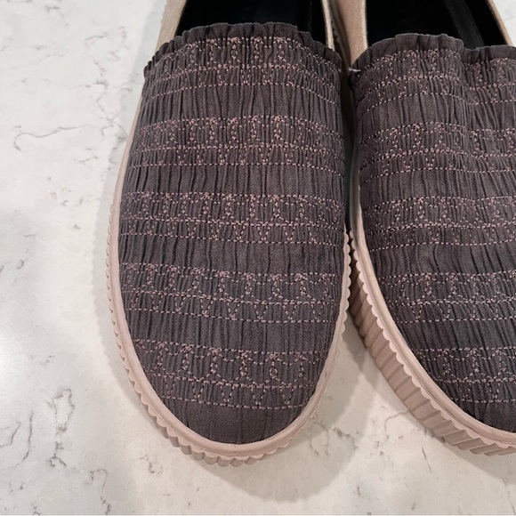 LORI GOLDSTEIN Collection Sabrine Smocked Slip on Sneaker. Size 10 - Picture 5 of 13